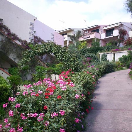 Vedere Vale Piu Di Mille Parole Badesi Exterior photo