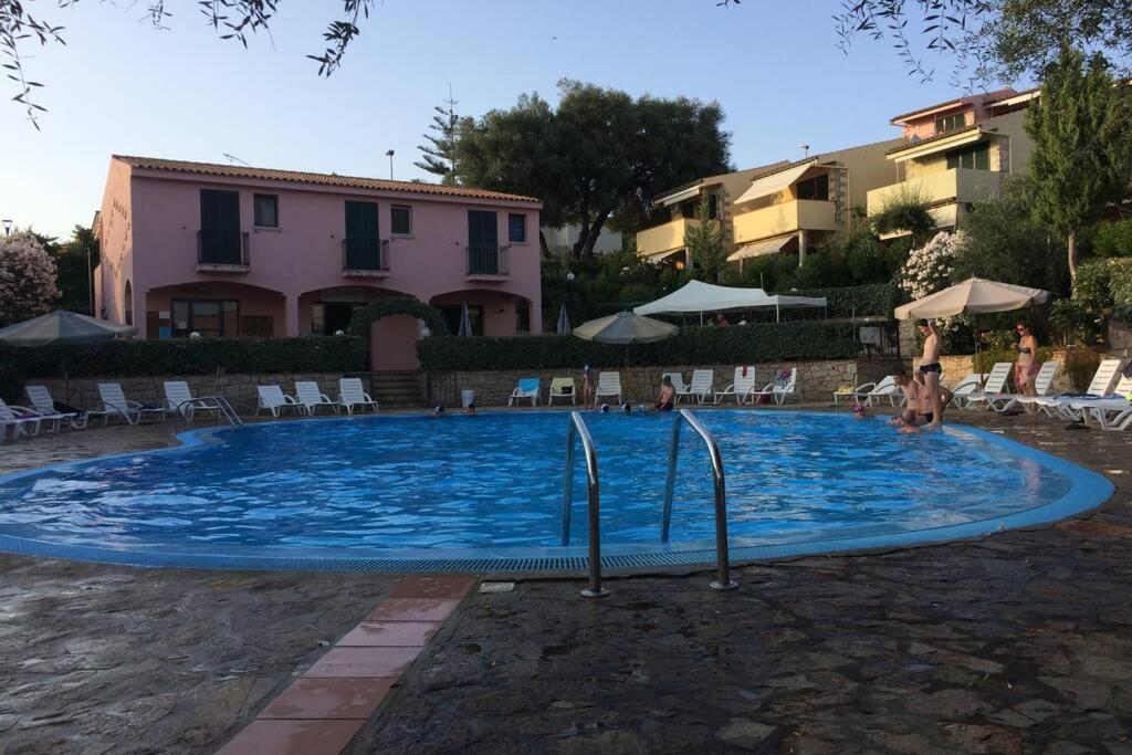 Vedere Vale Piu Di Mille Parole Badesi Exterior photo
